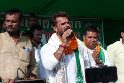 रोहतास-में-खेसारी-लाल-यादव-बोले–-‘सरकार-बदलिए-ताकि-रोजी-रोजगार-मिले’,-पवन-सिंह-पर-भी-साधा-निशाना