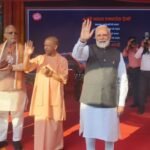 vande-bharat-train:-हर-हर-महादेव-के-जयघोष-के-साथ-काशी-से-रवाना-हुई-वंदे-भारत,-पीएम-मोदी-ने-दिखाई-हरी-झंडी