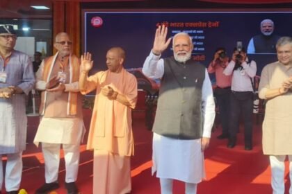 vande-bharat-train:-हर-हर-महादेव-के-जयघोष-के-साथ-काशी-से-रवाना-हुई-वंदे-भारत,-पीएम-मोदी-ने-दिखाई-हरी-झंडी