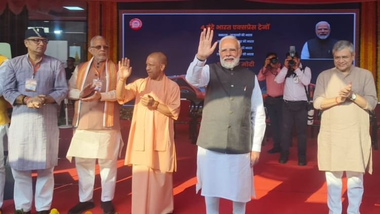 vande-bharat-train:-हर-हर-महादेव-के-जयघोष-के-साथ-काशी-से-रवाना-हुई-वंदे-भारत,-पीएम-मोदी-ने-दिखाई-हरी-झंडी
