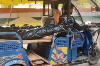 up:-हमीरपुर-में-मानवता-शर्मसार…पोस्टमार्टम-के-बाद-नहीं-मिला-वाहन,-परिजन-पटरा-लगाकर-ई-रिक्शा-से-ले-गए-शव