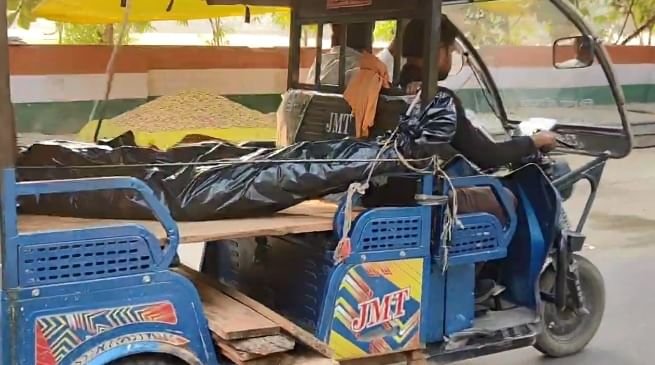 up:-हमीरपुर-में-मानवता-शर्मसार…पोस्टमार्टम-के-बाद-नहीं-मिला-वाहन,-परिजन-पटरा-लगाकर-ई-रिक्शा-से-ले-गए-शव