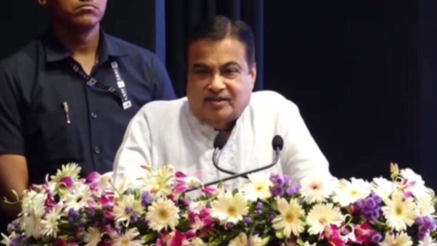 मजाक-मजाक-में-नितिन-गडकरी-ने-अधिकारियों-को-दे-डाली-सलाह,-फाइलें-लटकाने-पर-कही-ये-बात