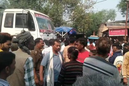 banda:-साइकिल-सवार-छात्र-को-ट्रक-ने-रौंदा,-मौत-से-गुस्साए-परिजनों-ने-जाम-किया-बांदा-टांडा-मार्ग