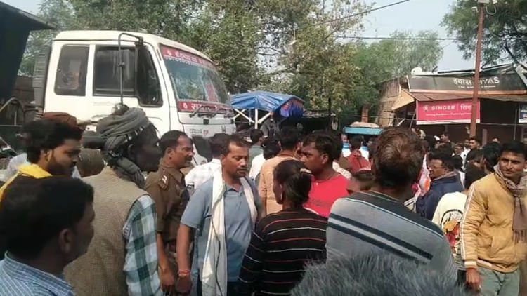 banda:-साइकिल-सवार-छात्र-को-ट्रक-ने-रौंदा,-मौत-से-गुस्साए-परिजनों-ने-जाम-किया-बांदा-टांडा-मार्ग