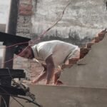 वाराणसी-के-‘दाल-मंडी’-में-हथौड़े-की-गूंज,-तोड़े-जा-रहे-मकान-दुकानें;-विरोध-को-देखते-हुए-भारी-पुलिस-बल-तैनात