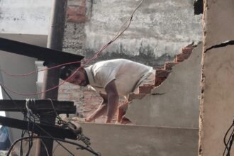 वाराणसी-के-‘दाल-मंडी’-में-हथौड़े-की-गूंज,-तोड़े-जा-रहे-मकान-दुकानें;-विरोध-को-देखते-हुए-भारी-पुलिस-बल-तैनात