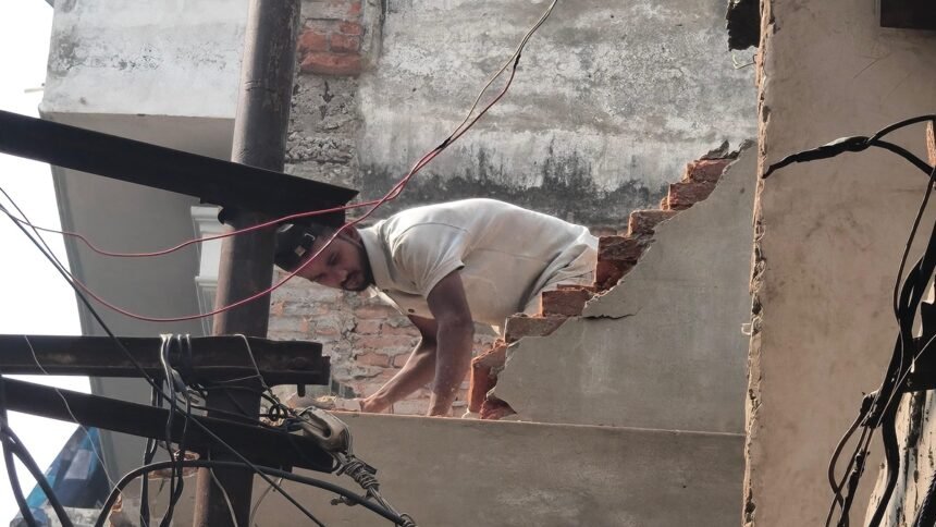 वाराणसी-के-‘दाल-मंडी’-में-हथौड़े-की-गूंज,-तोड़े-जा-रहे-मकान-दुकानें;-विरोध-को-देखते-हुए-भारी-पुलिस-बल-तैनात