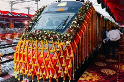 vande-bharat-train:-बनारस-स्टेशन-से-52-यात्रियों-को-लेकर-निकली-वंदे-भारत,-खजुराहो-तक-आधी-रही-खाली