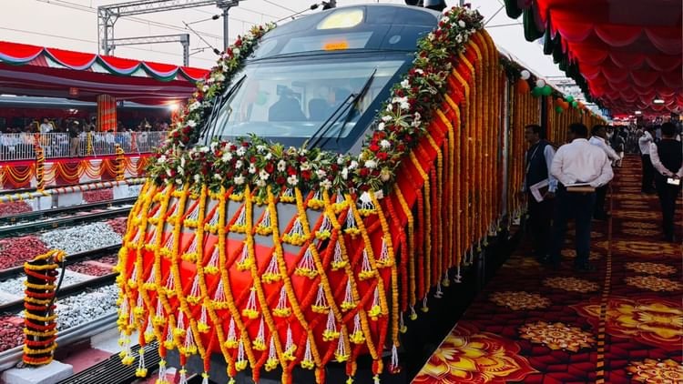 vande-bharat-train:-बनारस-स्टेशन-से-52-यात्रियों-को-लेकर-निकली-वंदे-भारत,-खजुराहो-तक-आधी-रही-खाली
