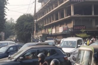 agra-news:-रोक-के-बाद-भी-एमजी-रोड-पर-दाैड़े-ई-रिक्शा-और-ऑटो,-दो-घंटे-जाम;-रेंग-रेंग-कर-चला-ट्रैफिक