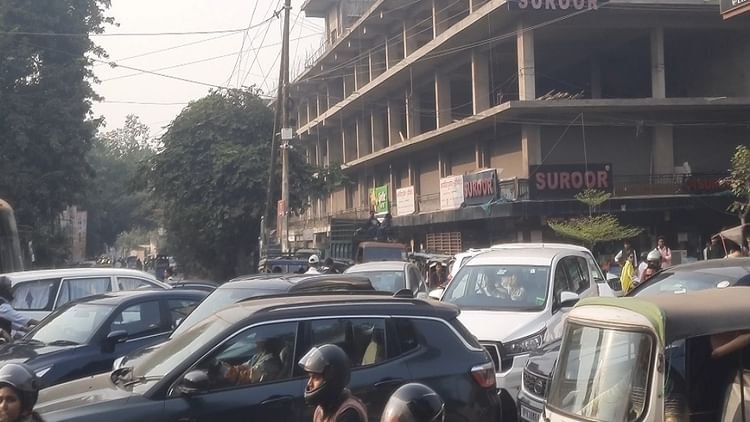 agra-news:-रोक-के-बाद-भी-एमजी-रोड-पर-दाैड़े-ई-रिक्शा-और-ऑटो,-दो-घंटे-जाम;-रेंग-रेंग-कर-चला-ट्रैफिक