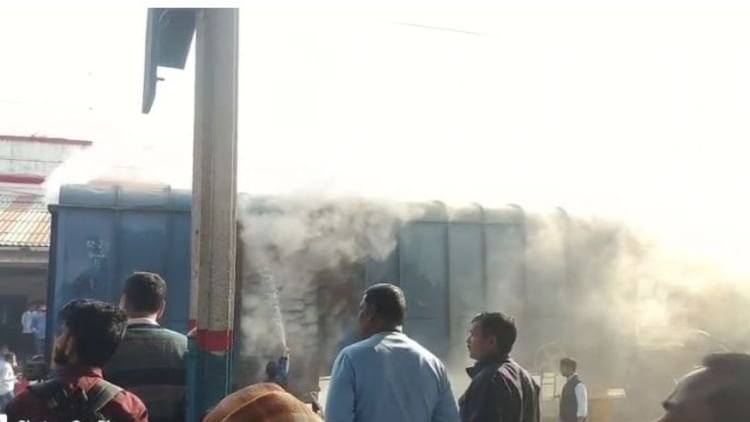 up-news:-बरेली-में-मालगाड़ी-के-डिब्बे-में-भड़की-आग,-मची-अफरातफरी;-फायर-ब्रिगेड-ने-पाया-काबू