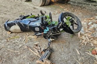 लखीमपुर-खीरी-में-भीषण-हादसा:-तेज-रफ्तार-कार-ने-बाइक-को-मारी-टक्कर,-तीन-दोस्तों-की-मौत