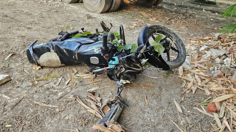 लखीमपुर-खीरी-में-भीषण-हादसा:-तेज-रफ्तार-कार-ने-बाइक-को-मारी-टक्कर,-तीन-दोस्तों-की-मौत