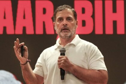 राहुल-गांधी-के-खिलाफ-पूर्व-जजों-नौकरशाहों-ने-खोला-मोर्चा,-ec-पर-सवाल-उठाने-के-लिए-लगाई-फटकार