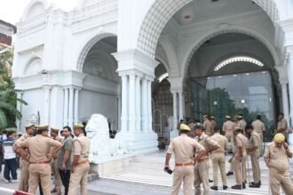 up:-सहाराश्री-की-पत्नी-सपना-रॉय-ने-सहारा-शहर-के-घर-से-निकाला-अपना-सामान,-अफसरों-से-नोकझोंक…-फिर-मिली-अनुमति