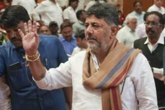 कर्नाटक-में-cm-पद-के-लिए-रस्साकशी-जारी,-dk-शिवकुमार-ने-दिल्ली-भेजा-विधायकों-का-नया-जत्था