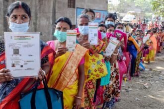 आधार-कार्ड-को-नहीं-माना-जाएगा-जन्म-का-प्रमाणपत्र,-यूपी-के-नियोजन-विभाग-ने-जारी-किया-नोटिस