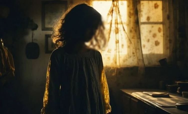 etah-crime:-किशोरी-से-दरिंदगी….भाई-बहनों-को-कमरे-में-किया-बंद,-फिर-दरिंदे-ने-लूटी-आबरू;-रो-पड़ी-मां