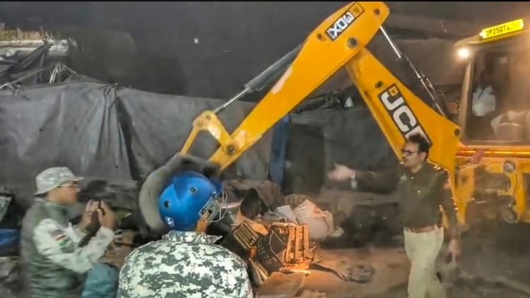 बरेली-में-फिर-गरजा-बुलडोजर:-कुतुबखाना-मंडी-में-नगर-निगम-ने-की-कार्रवाई,-दुकानदारों-में-मची-खलबली