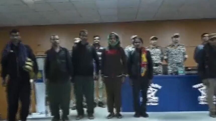 नक्सलवाद-को-लगा-एक-और-बड़ा-झटका,-विकास-नागपुरे-समेत-11-हार्डकोर-नक्सलियों-ने-किया-सरेंडर