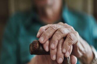 केरल-में-90-साल-का-बुजुर्ग-बना-उम्मीदवार,-कांपती-आवाज-में-घर-घर-जाकर-मांग-रहा-वोट