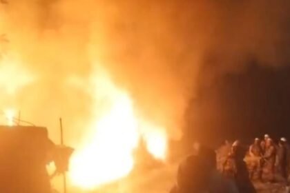 raebareli:-स्क्रैप-गोदाम-में-लगी-भीषण-आग,-घरों-से-बाहर-भागे-लोग;-लाखों-का-सामान-जला,-फायर-ब्रिगेड-ने-पाया-काबू