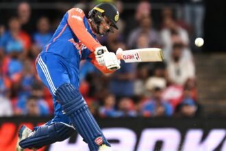 18-छक्के-चौके,-अभिषेक-शर्मा-ने-महज-32-गेंदों-में-ठोकी-सेंचुरी,-मोहम्मद-शमी-की-जमकर-की-धुनाई