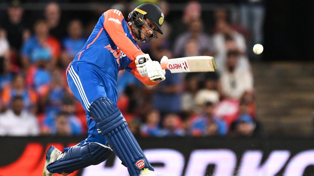 18-छक्के-चौके,-अभिषेक-शर्मा-ने-महज-32-गेंदों-में-ठोकी-सेंचुरी,-मोहम्मद-शमी-की-जमकर-की-धुनाई