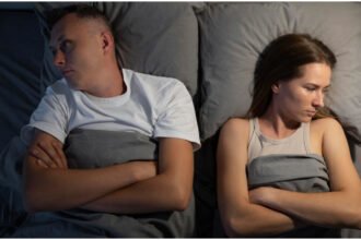 कपल्स-के-बीच-बढ़-रहा-स्लीप-डिवोर्स-का-चलन,-कैसे-रिश्ते-को-टूटने-से-बचा-सकता-है-ये-ट्रेंड
