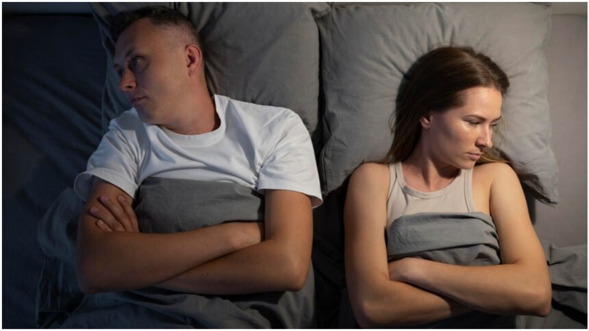 कपल्स-के-बीच-बढ़-रहा-स्लीप-डिवोर्स-का-चलन,-कैसे-रिश्ते-को-टूटने-से-बचा-सकता-है-ये-ट्रेंड