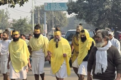 up:-गिरिराज-की-जय-जयकार…गोवर्धन-मार्ग-पर-उमड़ा-भक्तों-का-रेला,-संत-प्रेमानंद-भी-लगा-रहे-परिक्रमा