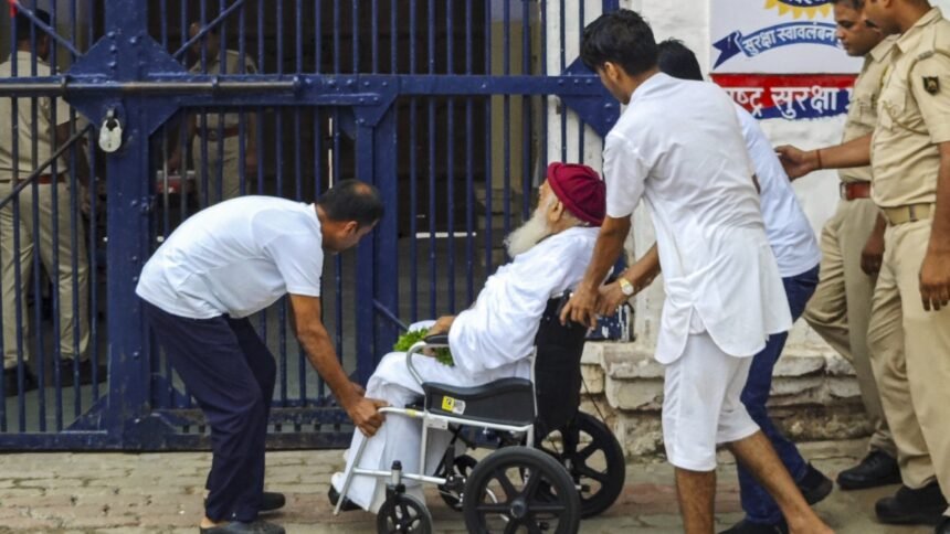 आसाराम-की-जमानत-के-खिलाफ-नाबालिग-रेप-पीड़िता-पहुंची-सुप्रीम-कोर्ट,-गुजरात-हाईकोर्ट-ने-दी-है-6-महीने-की-बेल