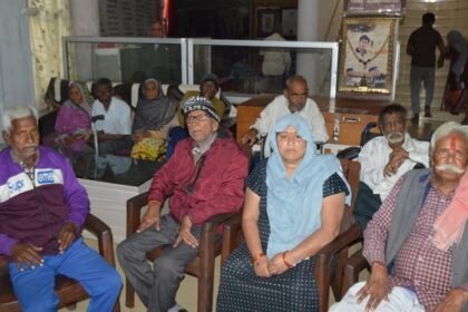 up:-अपनों-ने-ठुकराया,-गैरों-ने-अपनाया…रुला-देगी-इन-बुजुर्गों-की-कहानी