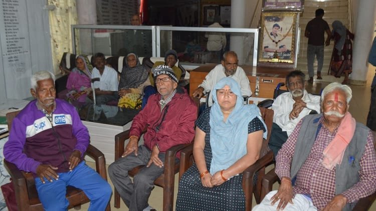 up:-अपनों-ने-ठुकराया,-गैरों-ने-अपनाया…रुला-देगी-इन-बुजुर्गों-की-कहानी