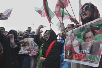 इमरान-की-बहन-उज्मा-को-जेल-के-अंदर-बुलाया-गया,-पूरे-पाकिस्तान-से-रावलपिंडी-पहुंचे-हैं-समर्थक