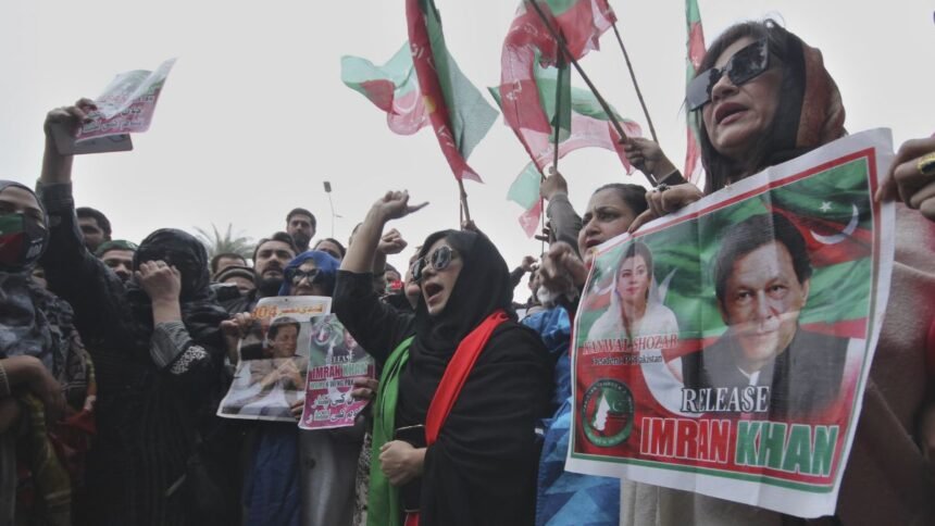 इमरान-की-बहन-उज्मा-को-जेल-के-अंदर-बुलाया-गया,-पूरे-पाकिस्तान-से-रावलपिंडी-पहुंचे-हैं-समर्थक