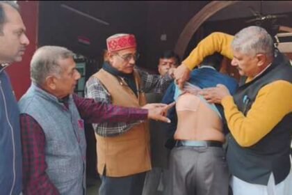 up:-डांटने-पर-छात्र-हो-गया-गुस्सा,-स्कूल-पहुंचते-ही-शिक्षक-को-मार-दिया-चाकू,-पुलिस-के-सामने-रोने-लगी-नानी