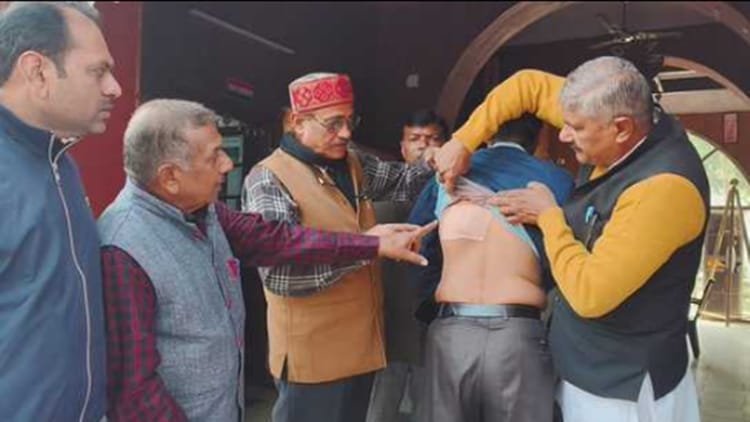 up:-डांटने-पर-छात्र-हो-गया-गुस्सा,-स्कूल-पहुंचते-ही-शिक्षक-को-मार-दिया-चाकू,-पुलिस-के-सामने-रोने-लगी-नानी