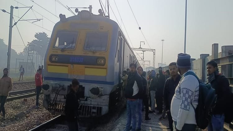 aligarh:-रेलवे-स्टेशन-से-आईटीआई-के-बीच-ब्रेक-बाइंडिंग,-टीएडी-पैसेंजर-के-पहिये-हुए-जाम,-40-मिनट-खड़ी-रही-ट्रेन