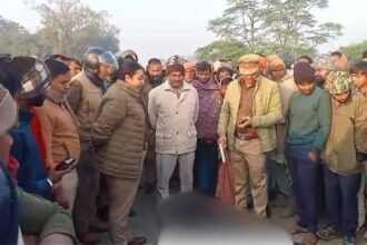 चंदौली-में-खौफनाक-वारदात:-टहलने-निकले-व्यापारी-की-लाठी-से-पीट-पीटकर-हत्या,-खून-से-लथपथ-शव-देख-मची-चीत्कार