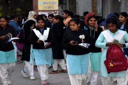 rmpsu:-मोबाइल-से-नकल-करते-चार-परीक्षार्थी-पकड़े,-फर्नीचर-न-होने-पर-पैर-पर-कॉपी-रखकर-पेपर,-परीक्षा-केंद्र-बदले