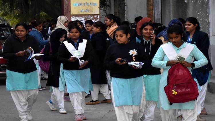 rmpsu:-मोबाइल-से-नकल-करते-चार-परीक्षार्थी-पकड़े,-फर्नीचर-न-होने-पर-पैर-पर-कॉपी-रखकर-पेपर,-परीक्षा-केंद्र-बदले