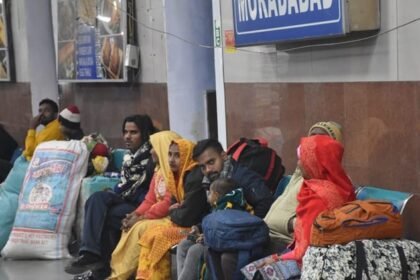 railways:-कोहरे-ने-बिगाड़ा-शेड्यूल,-यात्रियों-की-बढ़ने-लगी-मुसीबत,-राज्यरानी-एक्सप्रेस दो-व-नौचंदी-एक-घंटे-लेट