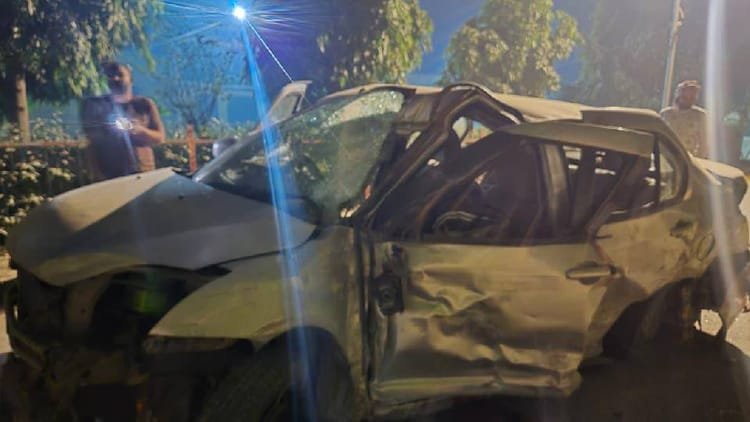 ayodhya-news:-पेड़-से-टकराई-तेज-रफ्तार-कार,-दो-किशोरों-की-मौत…-युवक-की-हालत-नाजुक;-लखनऊ-रेफर