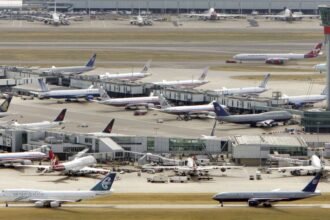 लंदन-के-हीथ्रो-हवाई-अड्डे-पर-‘पेपर-स्प्रे’-से-हमले-के-बाद-मचा-हड़कंप,-कई-उड़ानें-प्रभावित