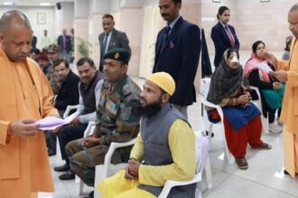 up-news:-जनता-दर्शन-में-सीएम-योगी-ने-सुनीं-लोगों-की-समस्याएं,-निस्तारण-के-लिए-अधिकारियों-को-किया-निर्देशित