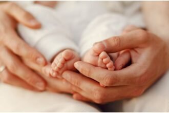 amroha:-माता-पिता-के-बीच-सो-रहा-था-21-दिन-का-नवजात,-दोनों-के-बीच-दबने-से-हुई-मौत,-घटना-सुन-चिकित्सक-भी-हैरान