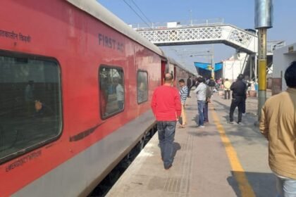 hathras:-महानंदा-एक्सप्रेस-के-पहियों-से-निकली-आग,-मचा-हड़कंप,-25-मिनट-रोकने-के-बाद-प्रयागराज-की-ओर-रवाना